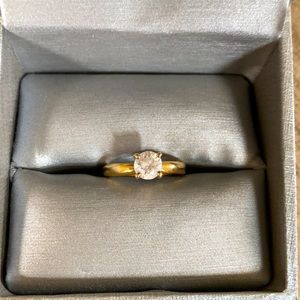 Gold Ring -  18 K - Round Cubic Zirconia